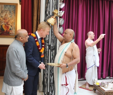 Oliver Dowden being blessed at Bhaktivedanta Manor