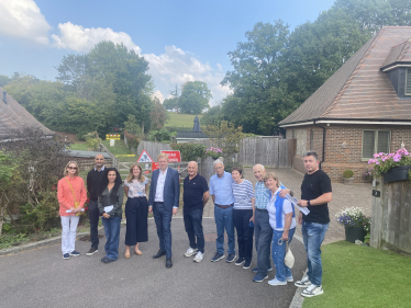 Sir Oliver in Radlett with Cllr Lucy Selby, Cllr Caroline Clapper and local residents